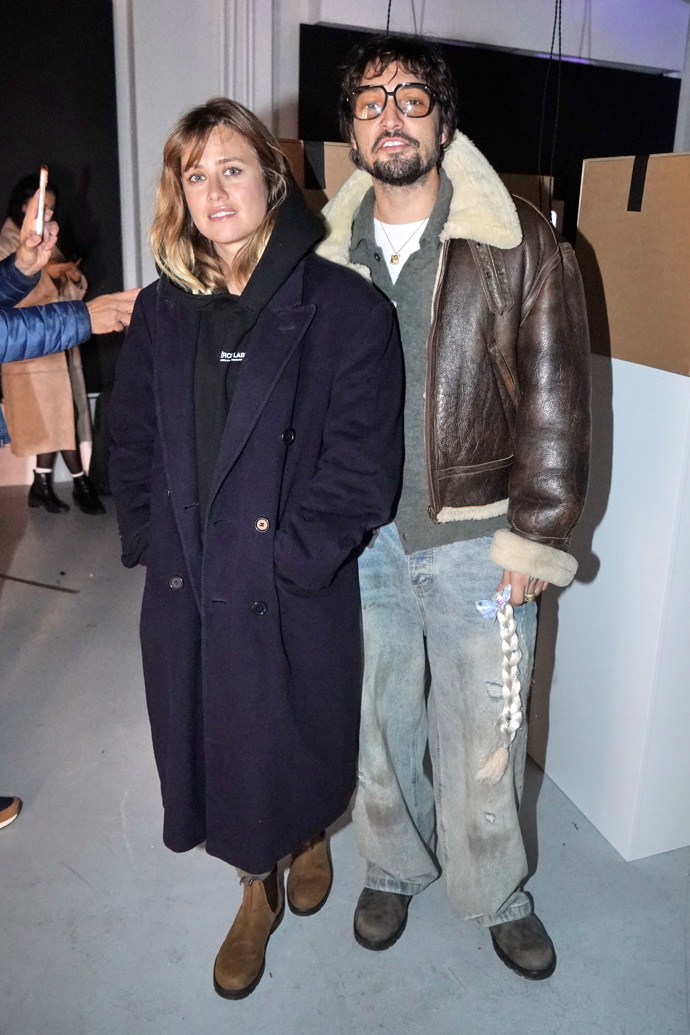 Emma Smetana oblékla tmavě modrý kabát a černou mikinu, Jordan Haj hnědou koženou bundu s bílým beránkem v podšívce. 
