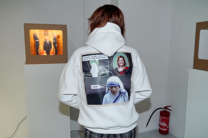 ...dokud se v ní neotočila zády k objektivu. 