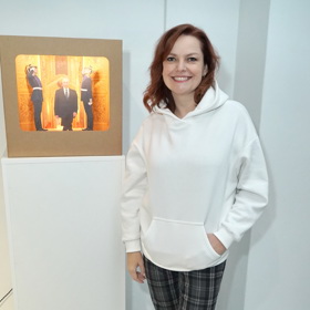 Dagmar Jandová alias Kvízová dáma z pořadu Na lovu oblékla na první pohled obyčejnou bílou mikinu...