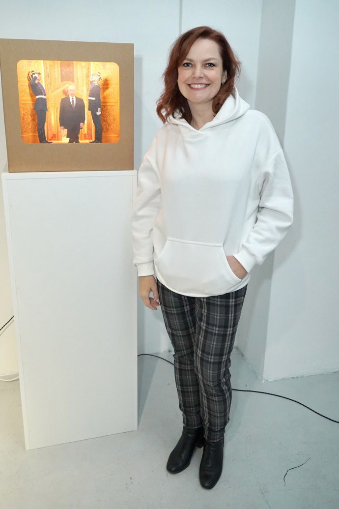 Dagmar Jandová alias Kvízová dáma z pořadu Na lovu oblékla na první pohled obyčejnou bílou mikinu...