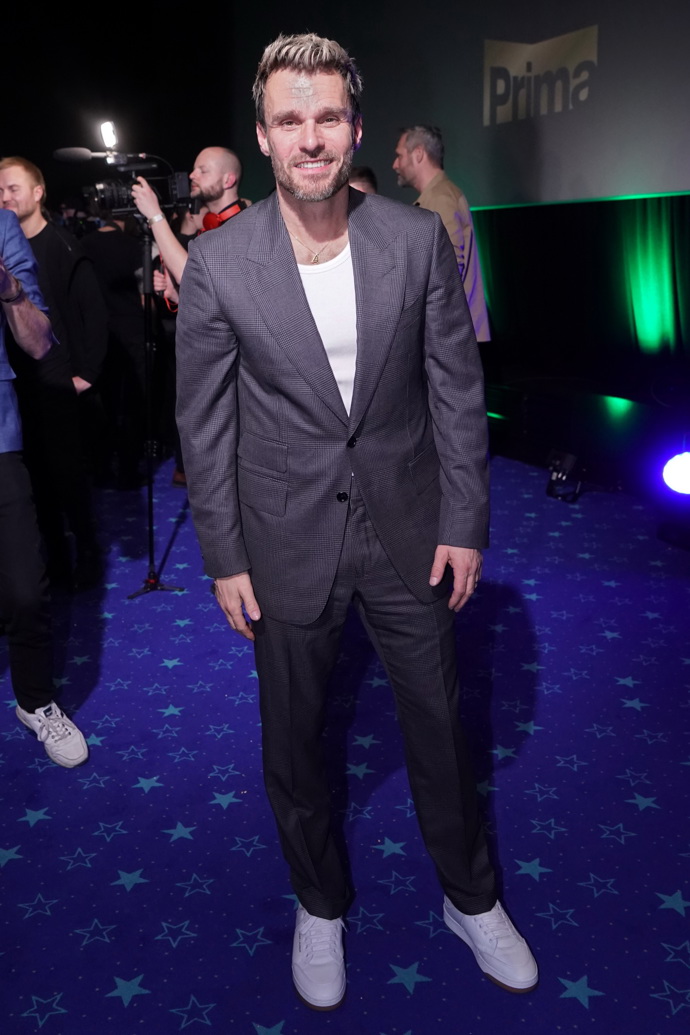 Bílé tenisky k obleku nazouvá Leoš Mareš například na premiéry v kině. 