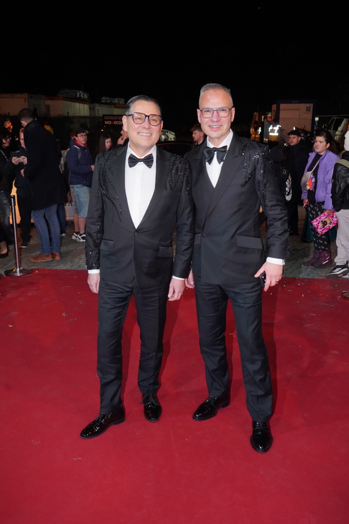 Zpěvák Pavel Vítek s manželem, producentem Janisem Sidovským zavzpomínali na svou letošní svatbu a ladili saky, které ozvláštnily blyštivé kamínky tón v tónu.