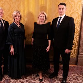 Prezident Petr Pavel s Evou Pavlovou, Zuzanu Čaputovou a jejím partnerem.