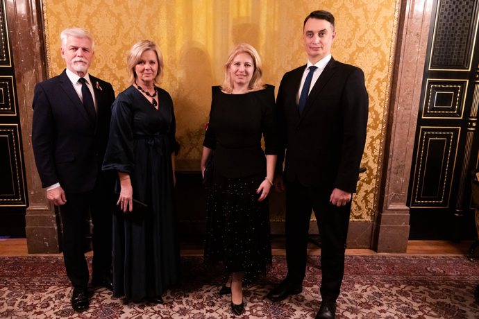 Petr Pavel s Evou Pavlovou a Zuzanou Čaputovou s partnerem.