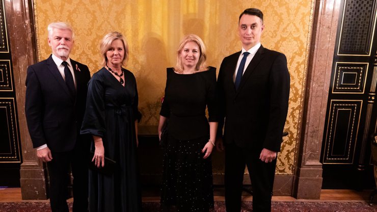 Petr Pavel s Evou Pavlovou přivítali Zuzanu Čaputovou s partnerem.