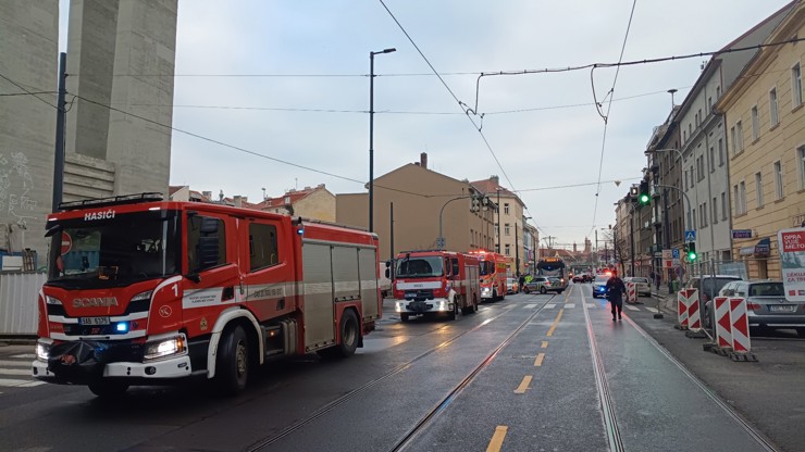 Únik plynu zastavil dopravu v pražských Nuslích.