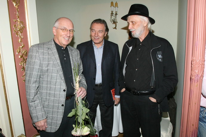 Karel Štědrý patřil mezi oblíbené zpěváky. Na snímku se svými slavnými kolegy, s Karlem Gottem a Karlem Černochem