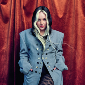 V kadeřnickém křesle prý Ewa kvůli této image strávila dvanáct hodin.