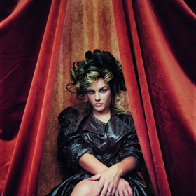 Nově má Ewa v černých vlasech dva bílé proužky. 