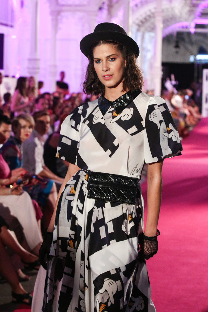 Na přehlídce Beaty Rajské zase Vignerová nasadila černý klobouk k černo-bílým šatům. 