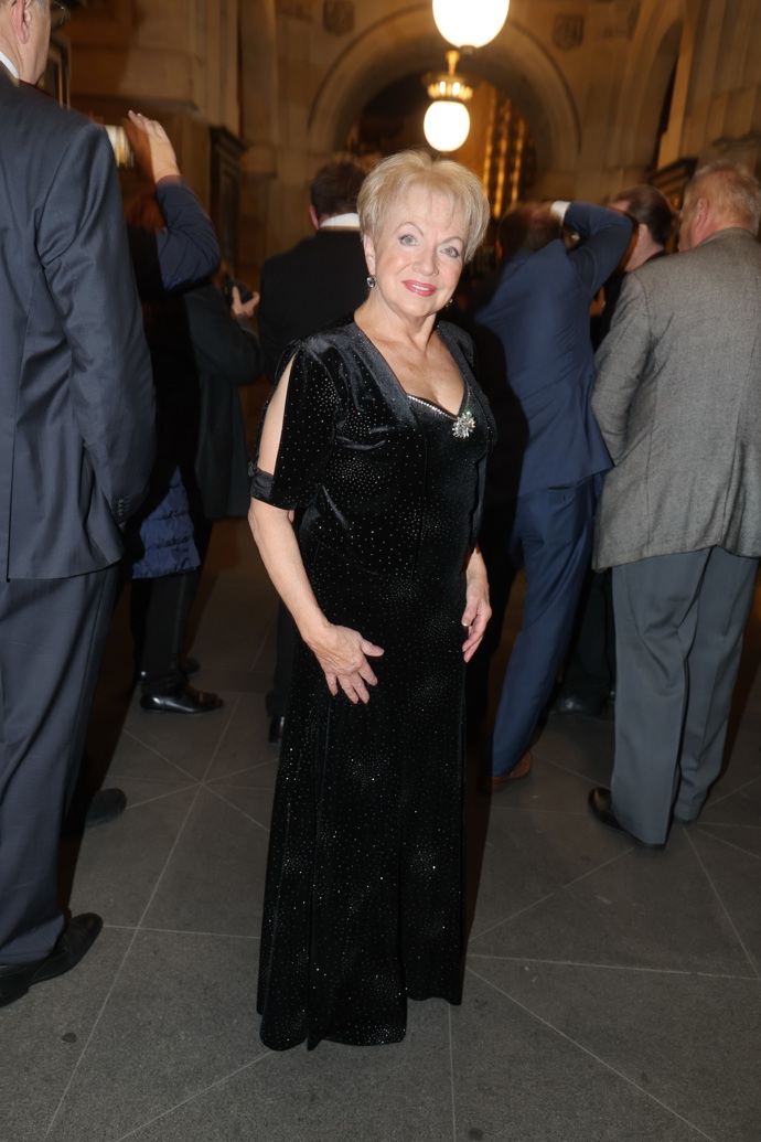 Pavla Břínková oblékla velkou večerní róbu v decentní černé barvě. 