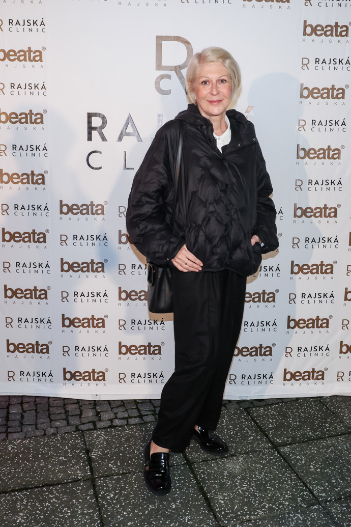 Nám prozradila, že si čerstvě koupila nové černé kalhoty - a byla na ně pyšná. 