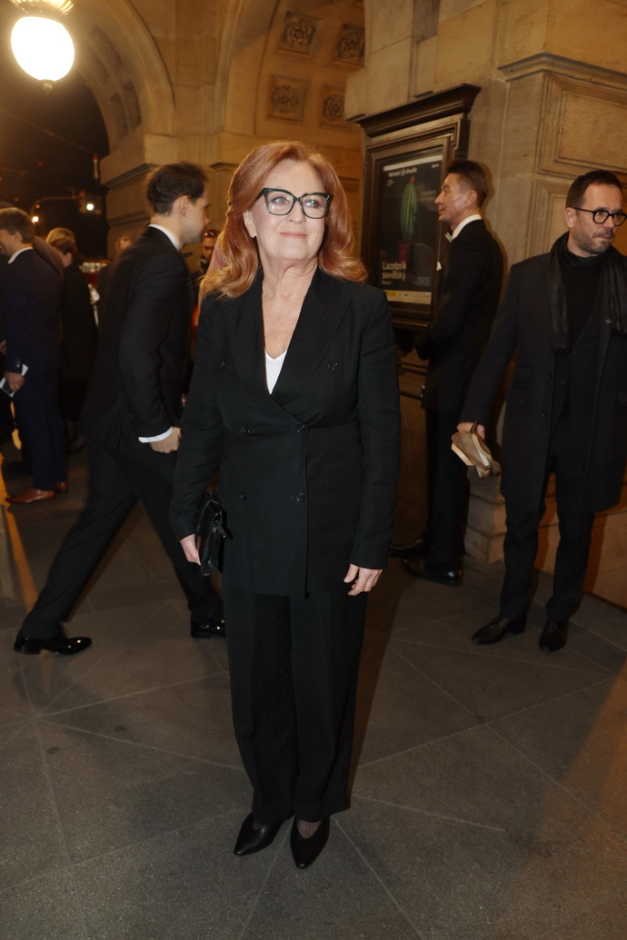 Simona Stašová se rozhodla stejně jako Monika Absolonová pro černý kalhotový kostýmek, zvolila však sako s dvouřadým zapínáním a ve vypasovaném střihu.