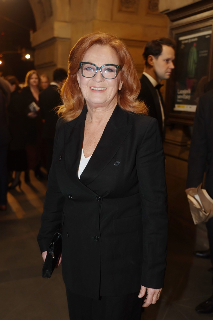 Herečka svůj komplet doplnila bílým topem a nepřehlédnutelnými brýlemi s výraznými obroučkami. 