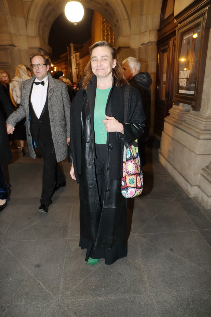 Andrea Černá oblékla zelené tričko a černé společenské kalhoty, s topem sladila barevně lodičky.