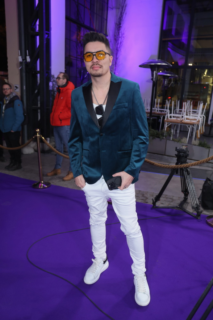 Úzké kalhoty, tenisky a pod smokingové sako tričko - to se Markusovi Tranovi nepovedlo. 