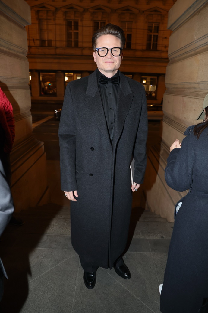 Ondřej Gregor Brzobohatý opět nezapomněl doma brýle s výraznými obroučkami, které zaujaly i moderátora slavnostního večera, Miroslava Hanuše. 