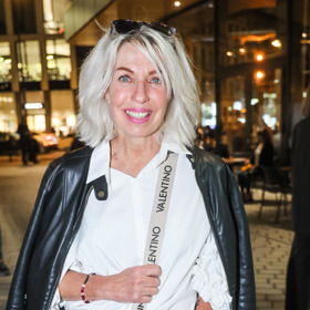 Polodlouhé vlasy a bílá peroxidová blond v podání Marcely Březinové. 