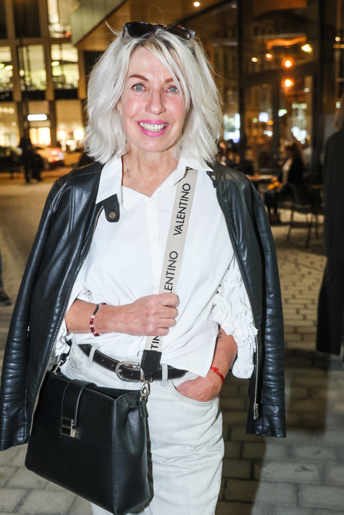 Polodlouhé vlasy a bílá peroxidová blond v podání Marcely Březinové. 