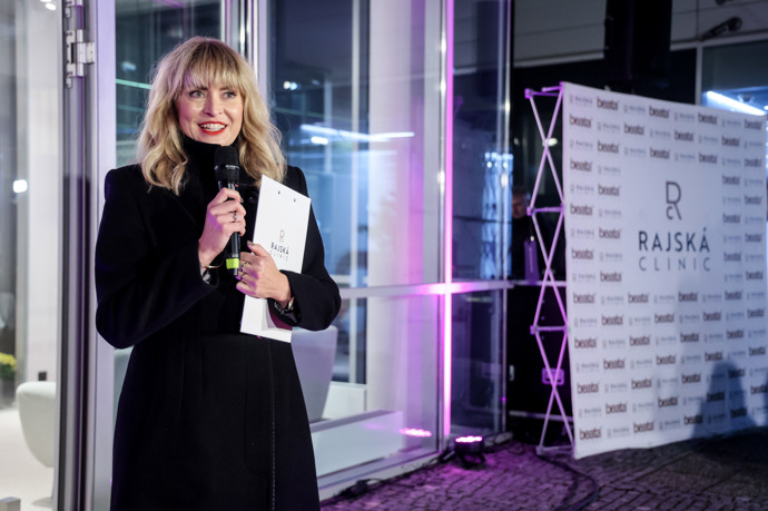 V prostorách své kliniky nedávno její tchyně Beata Rajská pořádala módní přehlídku. 