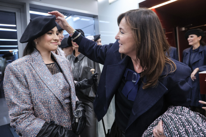 Sára Donutilová těsně předtím, než vstoupila na červený koberec. 