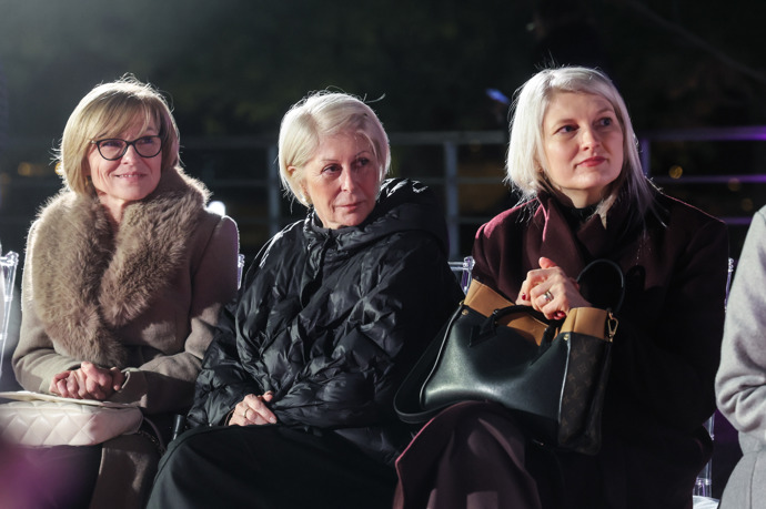 Maminka Sáry společně s tchyní Zuzanou seděly v první řadě. 