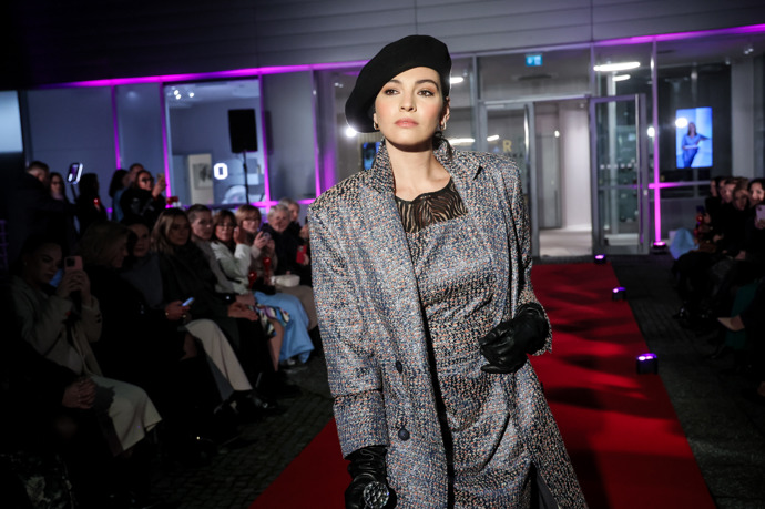 Na červeném koberci působila Sára sebevědomě a sexy. 