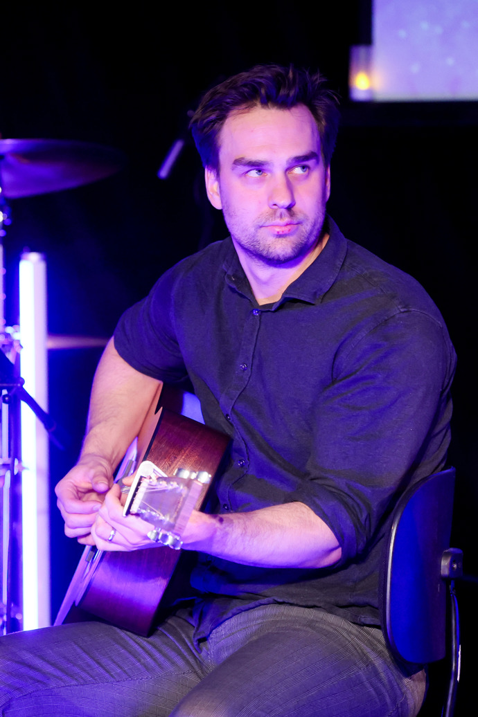 Ondřej doprovázel svou ženu na pódiu. 