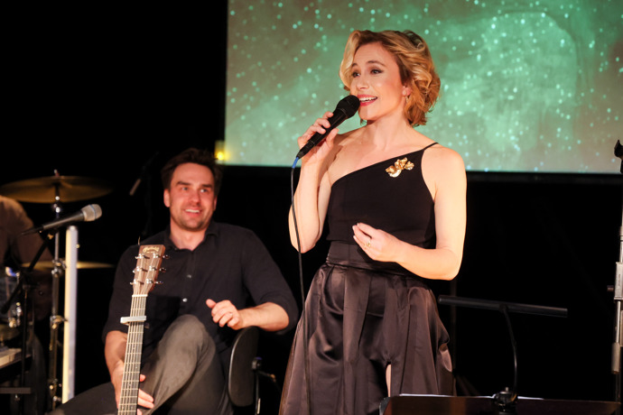 Ondřej Rychlý se svou manželkou Terezou na pódiu.