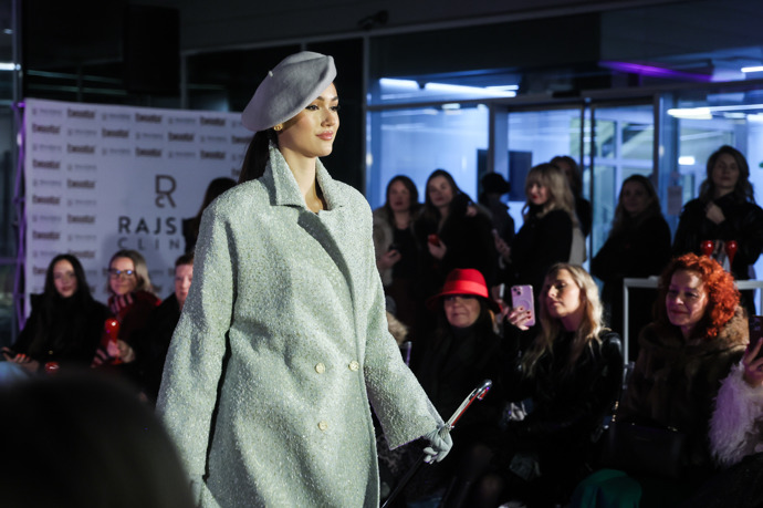 Alespoň jeden vlněný kabát by měla mít ve skříni každá žena. 