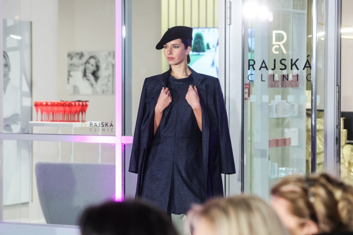 Kabáty je možné nosit neformálně přes ramena. 