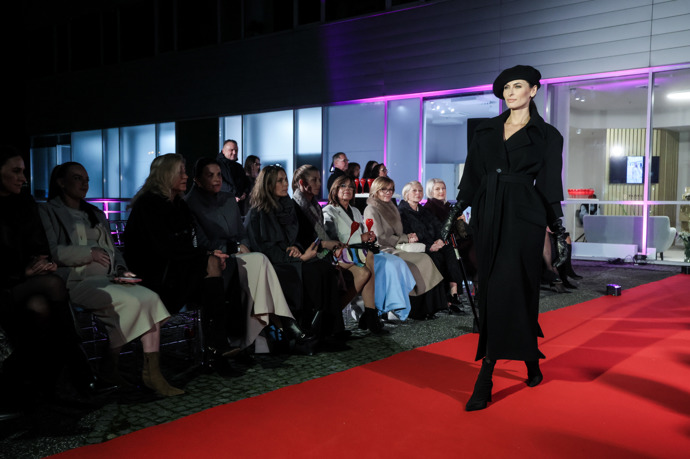 Show probíhala na červeném koberci venku, tak aby byla zimní atmosféra autentická. 