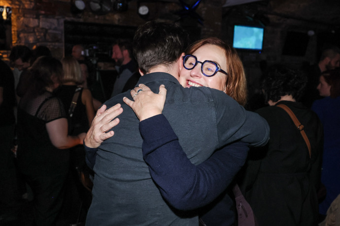 Ondřej Rychlý se objímal s maminkou.