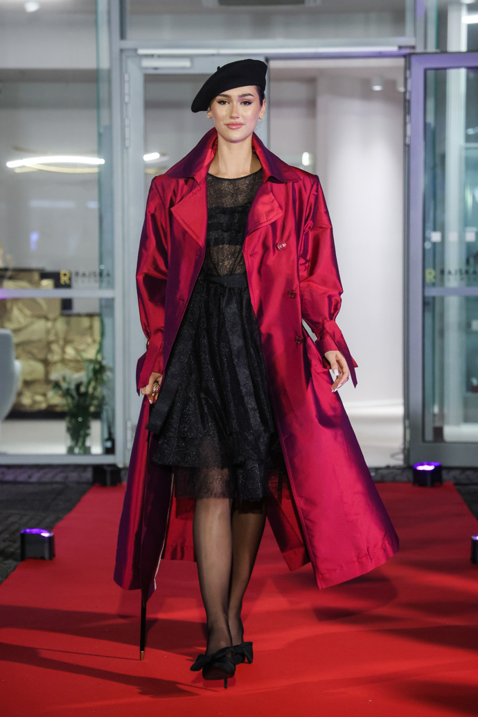 Dámy se nemusí bát ani výrazných barev. 