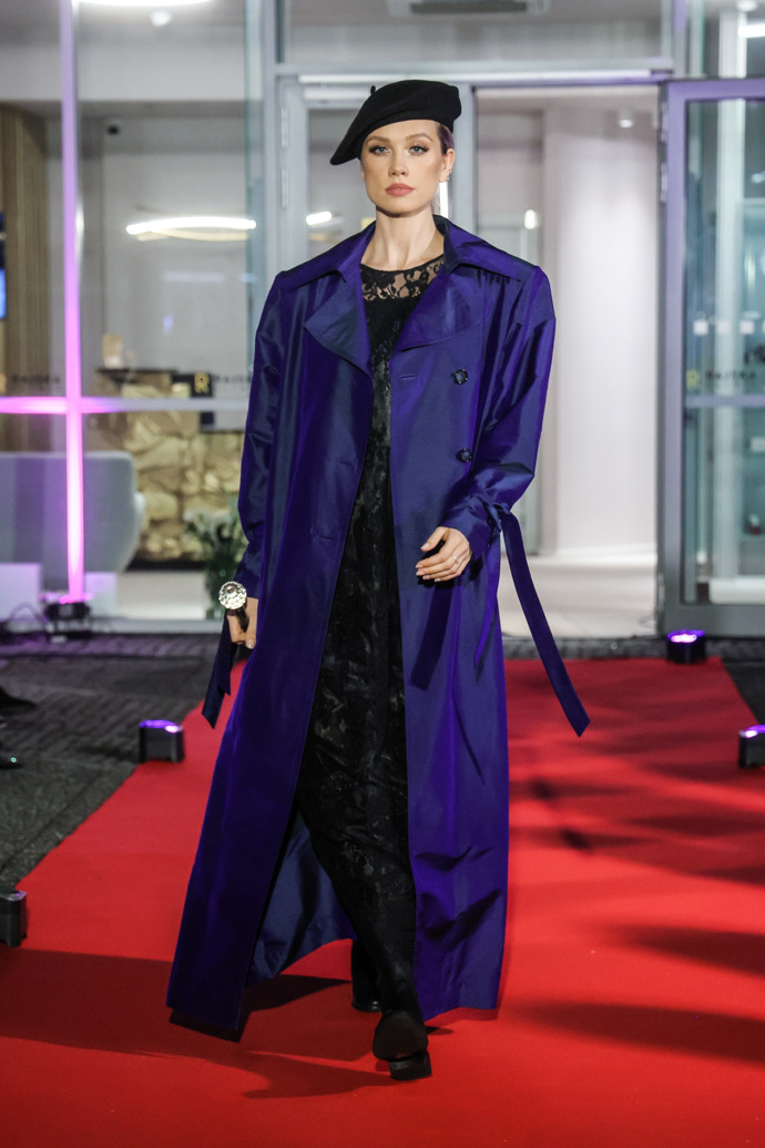 Tmavě modrý kabát prezentovala Justýna Zedníková. 