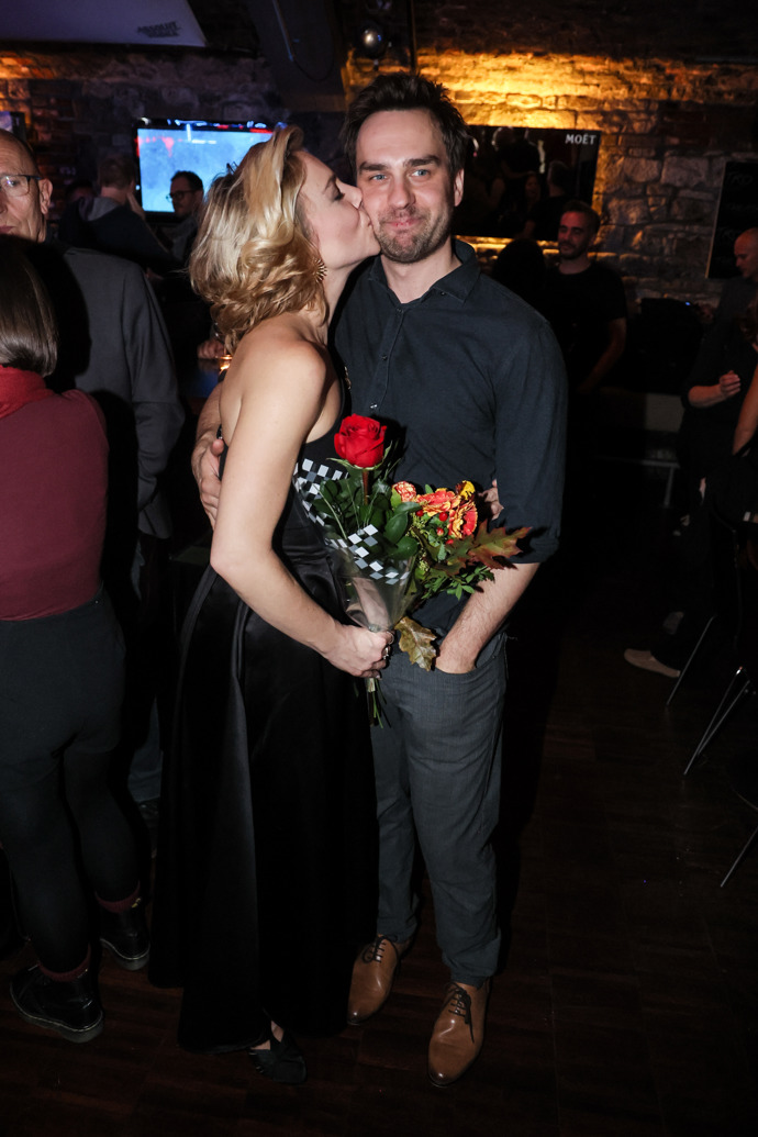 Manželé vypadají spokojeně.