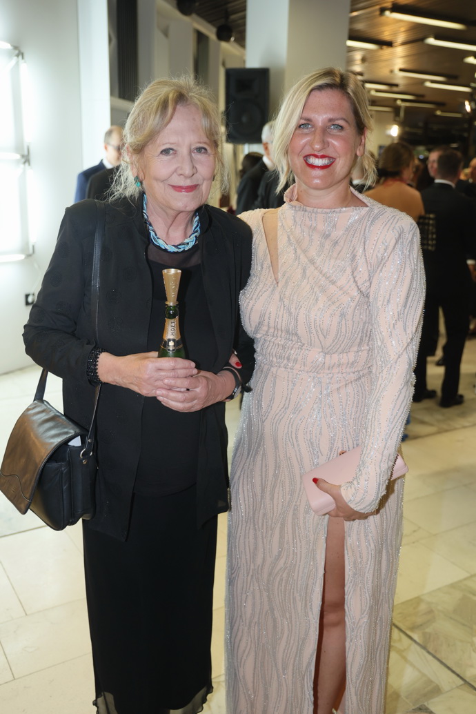 Hana Třeštíková je dcerou režisérky a pedagožky Heleny Třeštíkové. S mámou také často vyráží do společnosti.