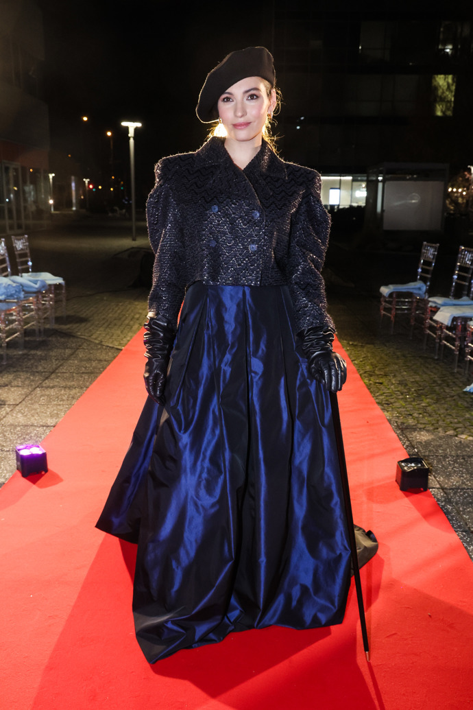 K šatům byla také elegantní vycházková hůl. 