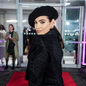 Ke kabátům vynesla také slušivý baret.