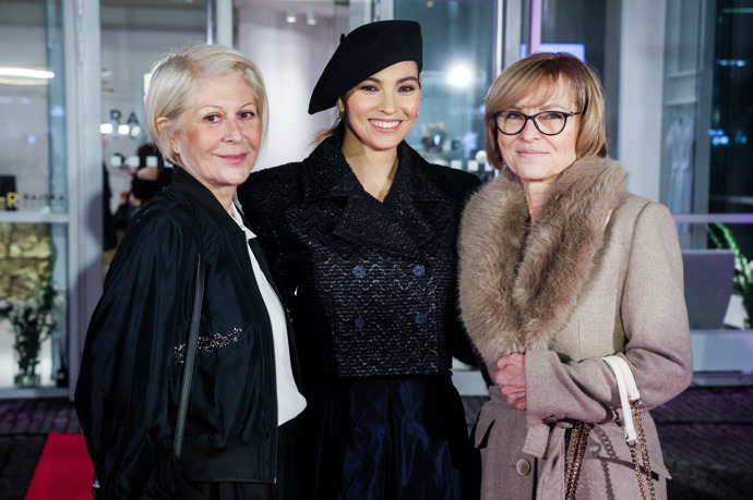 Talentovaná herečka se svou maminkou (vpravo) a tchyní Zuzanou Donutilovou. 