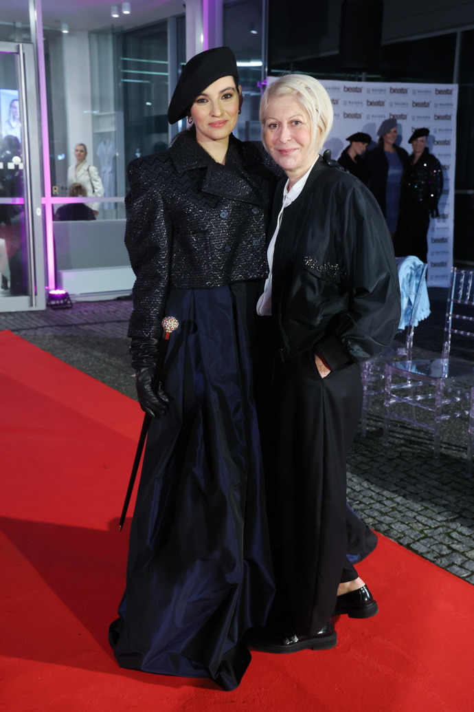 Sára Donutilová se svou tchyní Zuzanou na červeném koberci. 