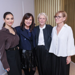 Zuzana Donutilová pózuje se svou snachou Sárou, její maminkou a návrhářkou Beatou Rajskou.