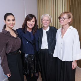 Zuzana Donutilová pózuje se svou snachou Sárou, její maminkou a návrhářkou Beatou Rajskou.