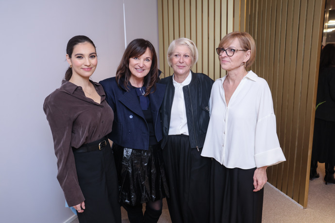 Zuzana Donutilová pózuje se svou snachou Sárou, její maminkou a návrhářkou Beatou Rajskou. 