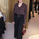 Mladá herečka v civilu ráda obléká kalhoty s vysokým pasem a halenky.