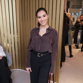 Mladá herečka v civilu ráda obléká kalhoty s vysokým pasem a halenky.