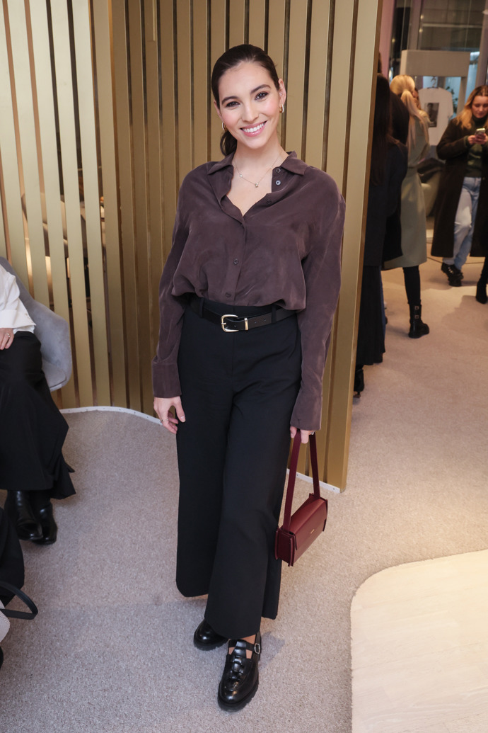 Mladá herečka v civilu ráda obléká kalhoty s vysokým pasem a halenky. 