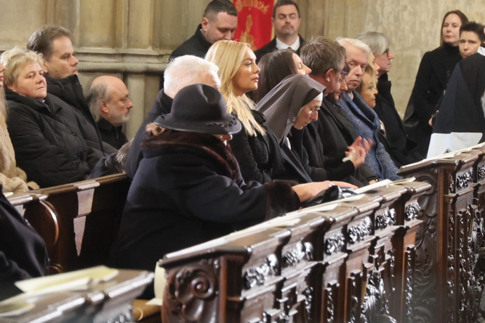 Taťána Kuchařová na pohřbu Dominika Duky.