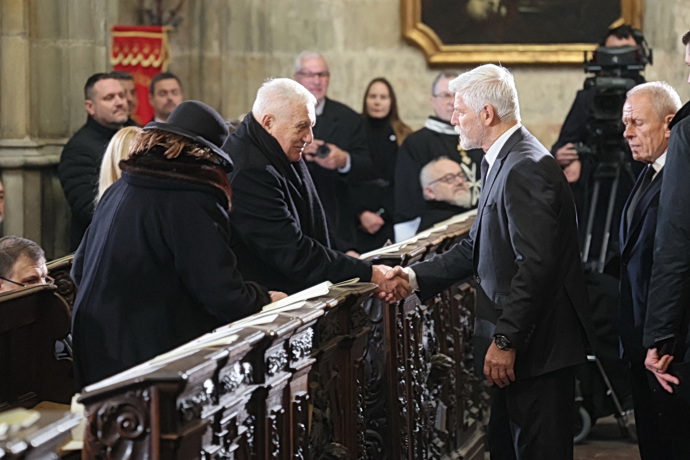 Petr Pavel si podává ruku s Václavem Klausem.