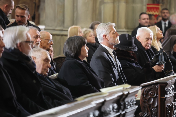 Petr Pavel usedl mezi bývalé první dámy.